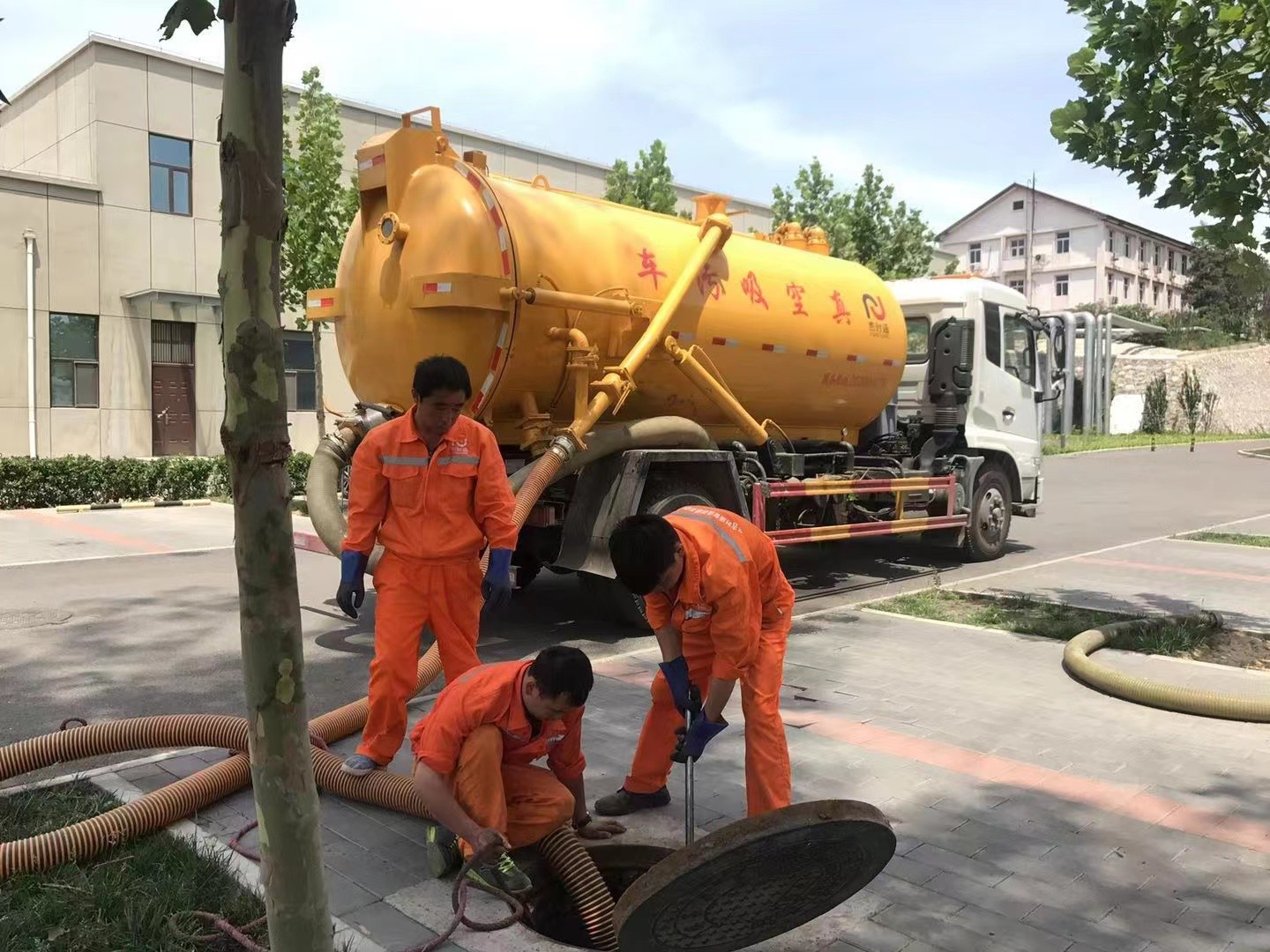 新泰管道疏通车停在窨井附近