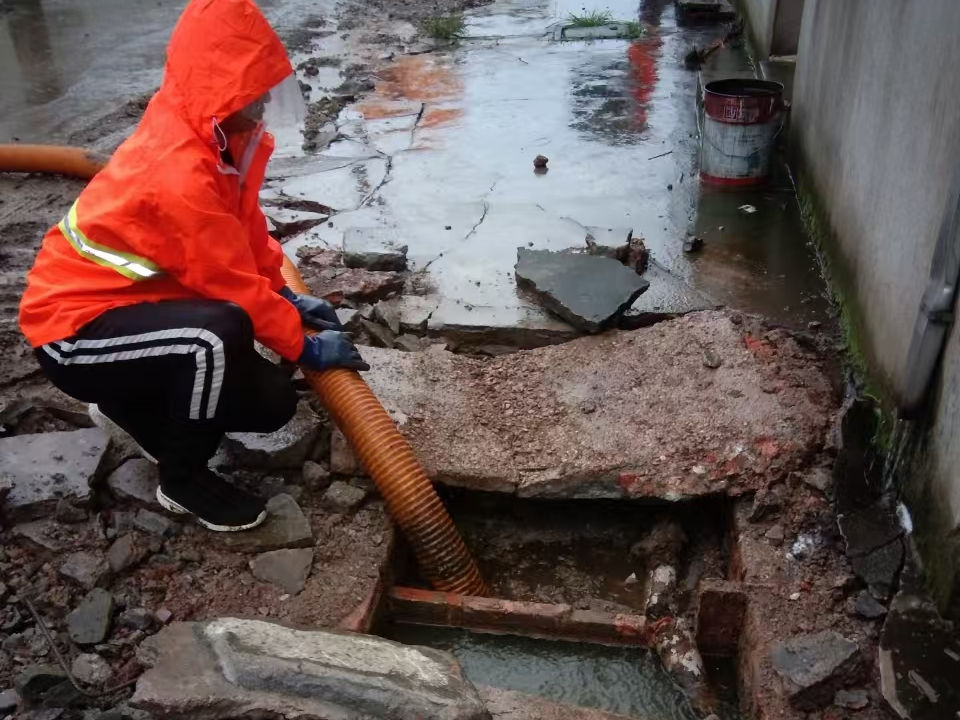 新泰专业清理污水池 炜誉市政以规范流程守护城市 “肠道”