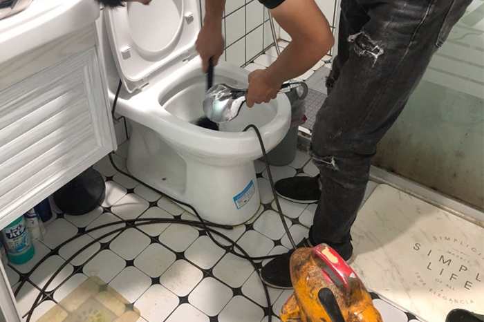 新泰马桶堵塞自己疏通还是找师傅？专业上门服务让你省时更省心